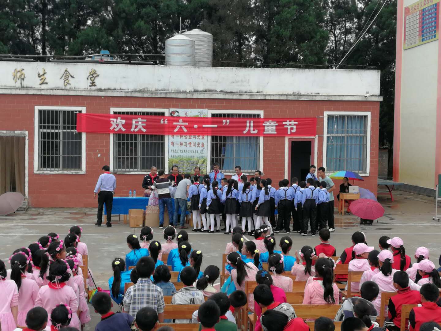 ����ɭ����չ����һ��ο�ʻ